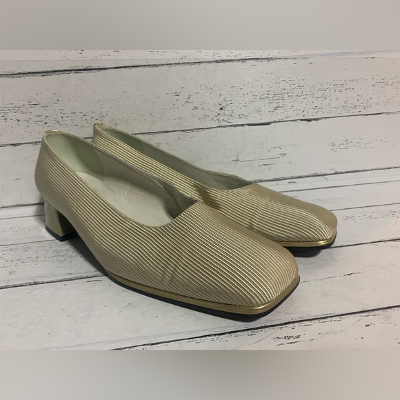 Stuart Weitzman Women’s Size 8.5B Gold Metallic Pumps Made in Spain - Picture 5 of 15